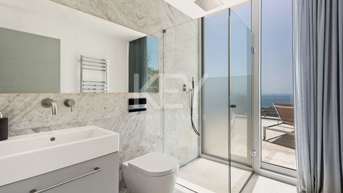 Impresionante villa de cinco dormitorios con vistas panorámicas al mar en Altos de Los Monteros, Marbella Este