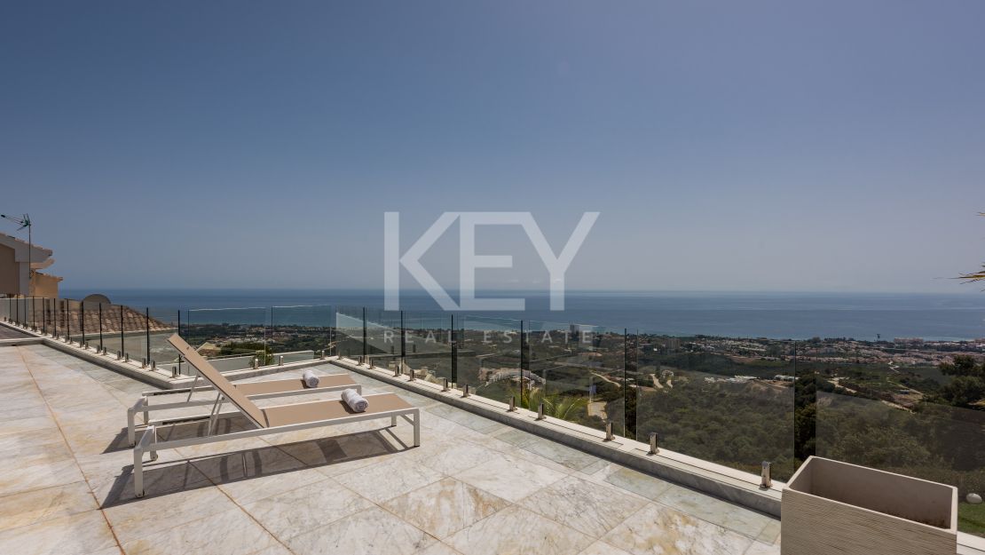 Impresionante villa de cinco dormitorios con vistas panorámicas al mar en Altos de Los Monteros, Marbella Este