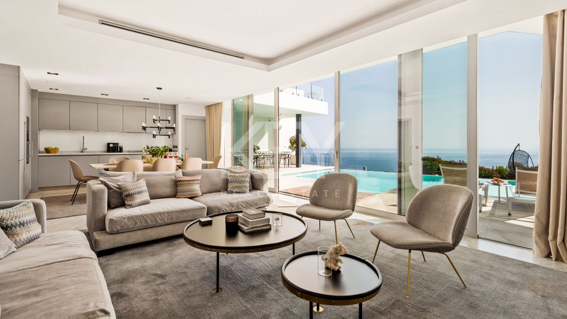 Impresionante villa de cinco dormitorios con vistas panorámicas al mar en Altos de Los Monteros, Marbella Este