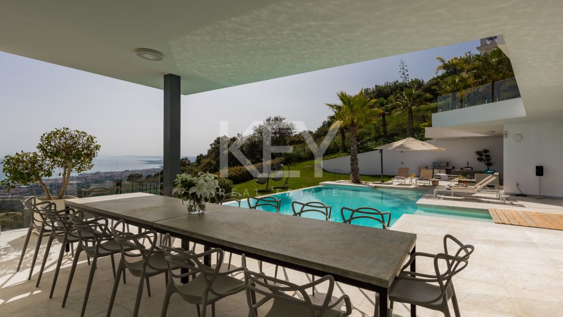 Impresionante villa de cinco dormitorios con vistas panorámicas al mar en Altos de Los Monteros, Marbella Este