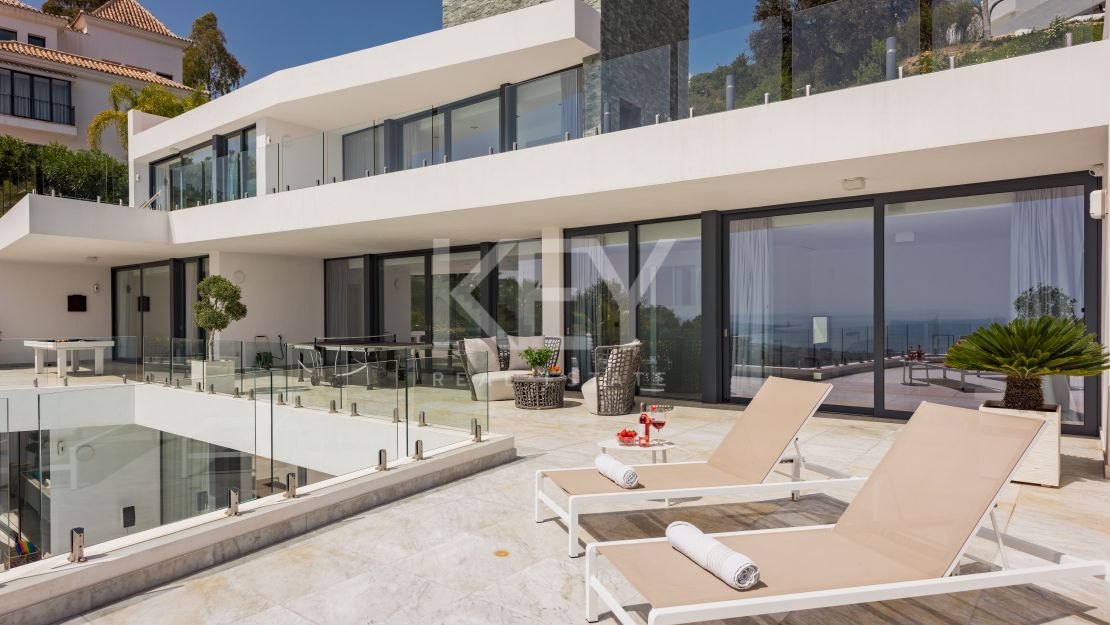 Impresionante villa de cinco dormitorios con vistas panorámicas al mar en Altos de Los Monteros, Marbella Este