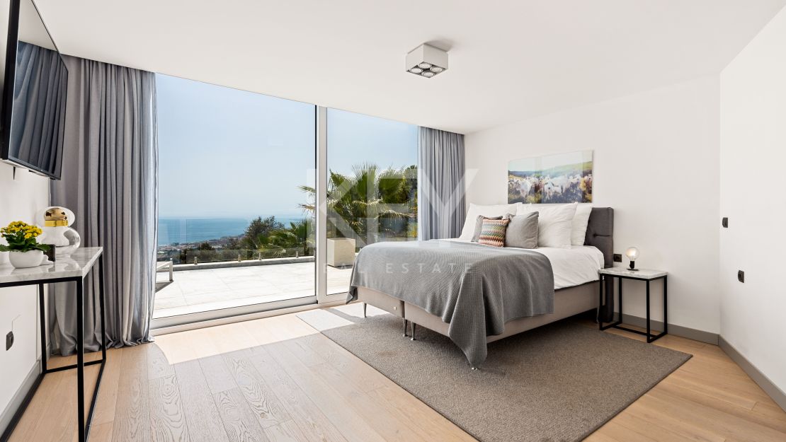 Impresionante villa de cinco dormitorios con vistas panorámicas al mar en Altos de Los Monteros, Marbella Este