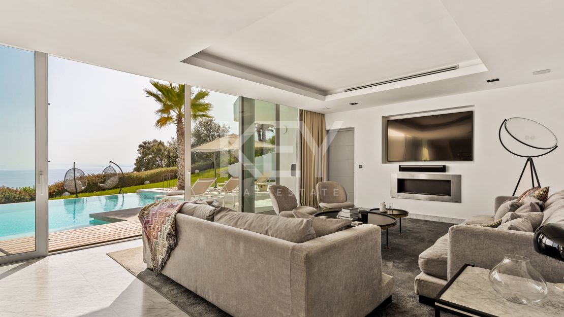 Impresionante villa de cinco dormitorios con vistas panorámicas al mar en Altos de Los Monteros, Marbella Este