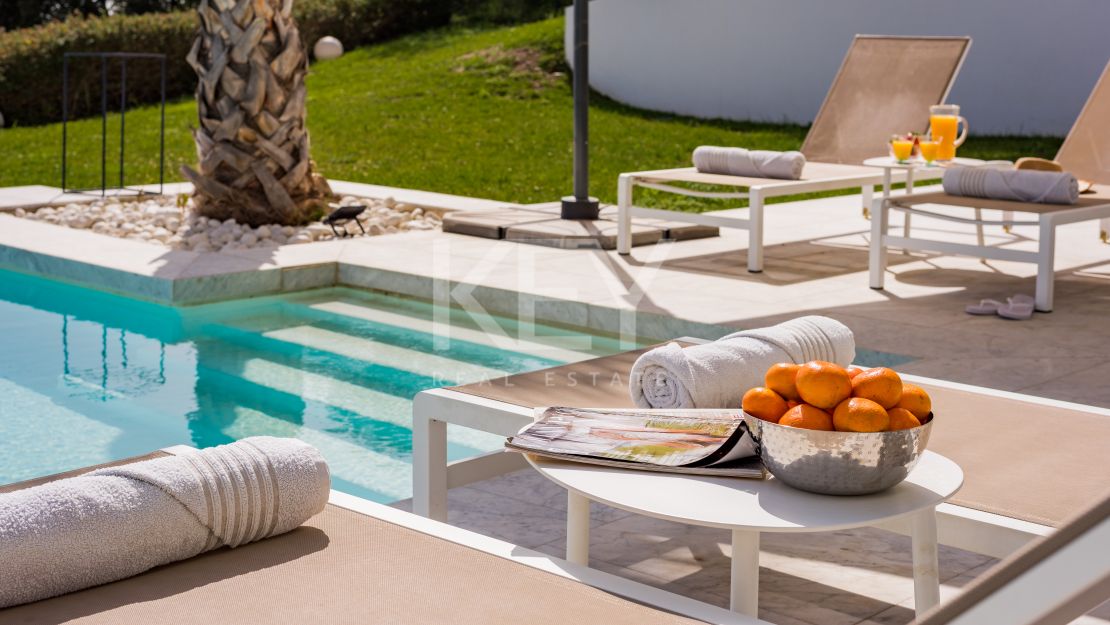 Impresionante villa de cinco dormitorios con vistas panorámicas al mar en Altos de Los Monteros, Marbella Este