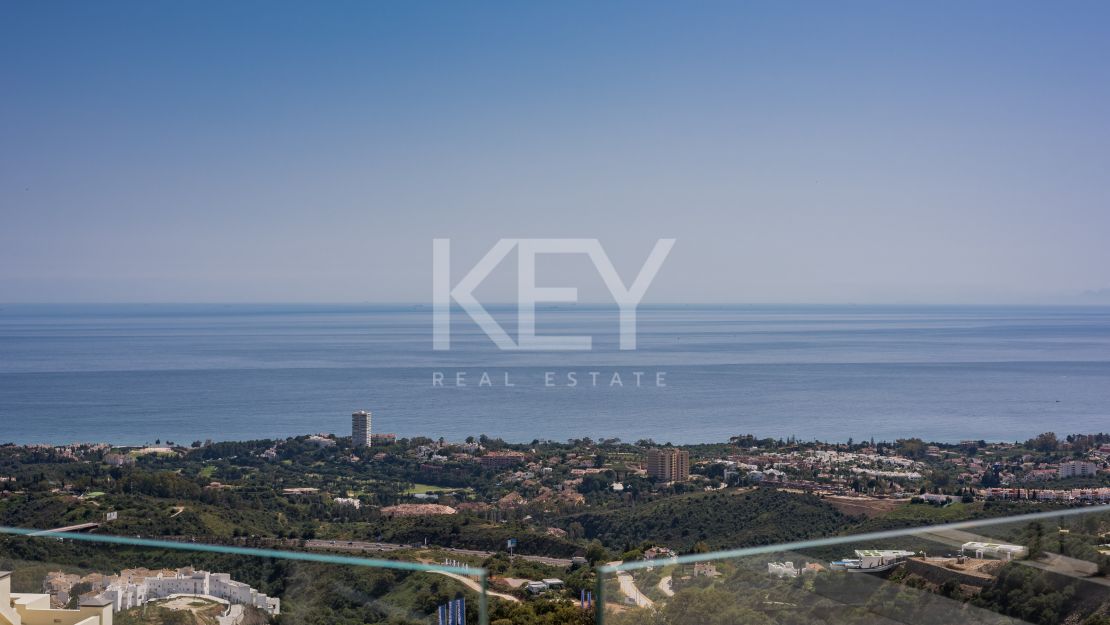 Impresionante villa de cinco dormitorios con vistas panorámicas al mar en Altos de Los Monteros, Marbella Este
