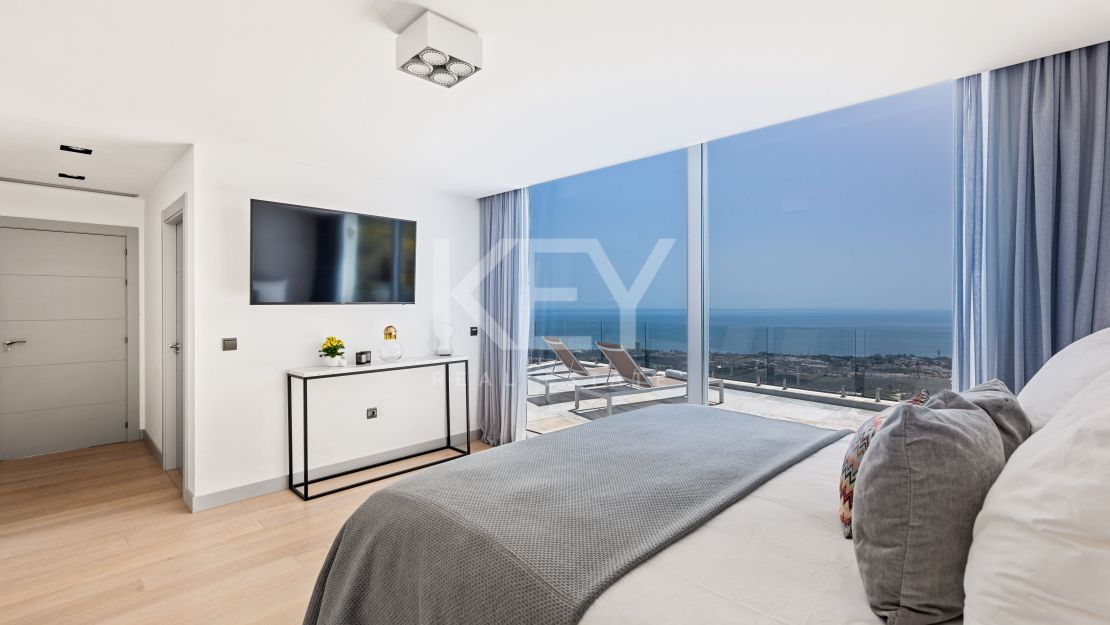 Impresionante villa de cinco dormitorios con vistas panorámicas al mar en Altos de Los Monteros, Marbella Este