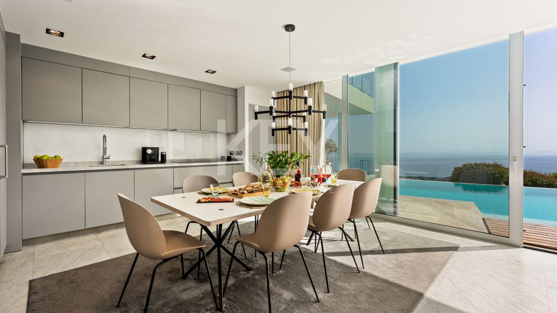 Impresionante villa de cinco dormitorios con vistas panorámicas al mar en Altos de Los Monteros, Marbella Este