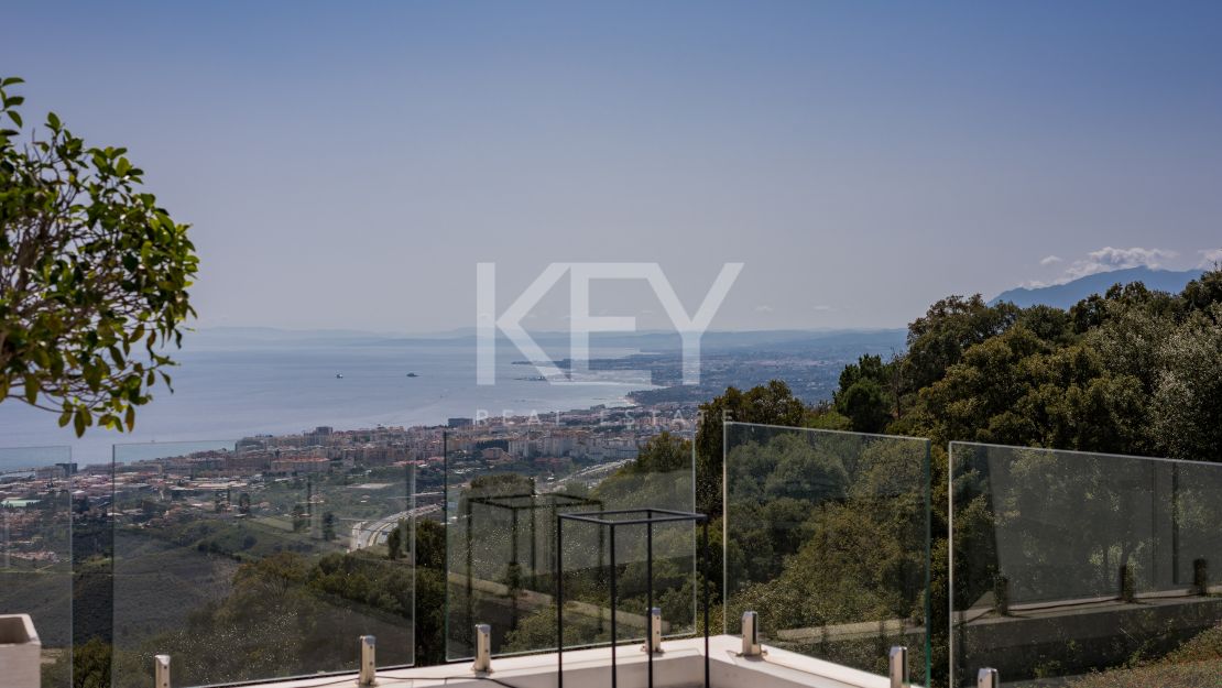 Impresionante villa de cinco dormitorios con vistas panorámicas al mar en Altos de Los Monteros, Marbella Este