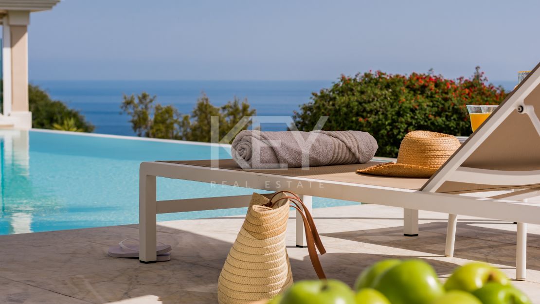 Impresionante villa de cinco dormitorios con vistas panorámicas al mar en Altos de Los Monteros, Marbella Este