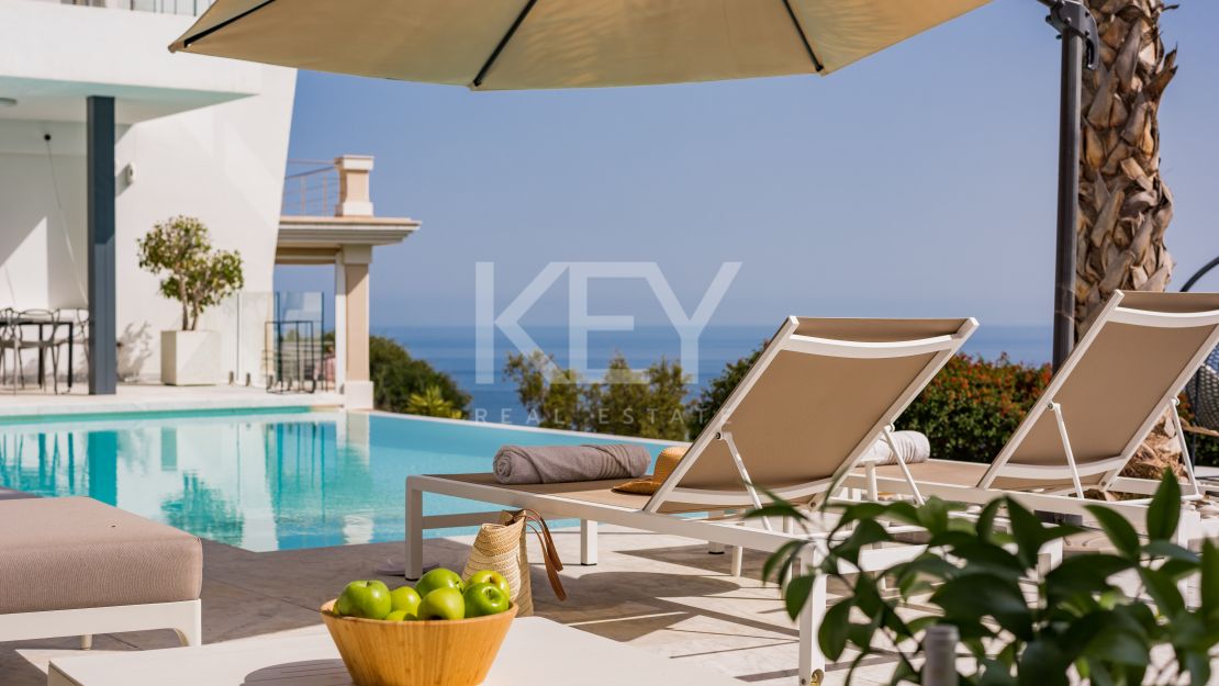 Impresionante villa de cinco dormitorios con vistas panorámicas al mar en Altos de Los Monteros, Marbella Este