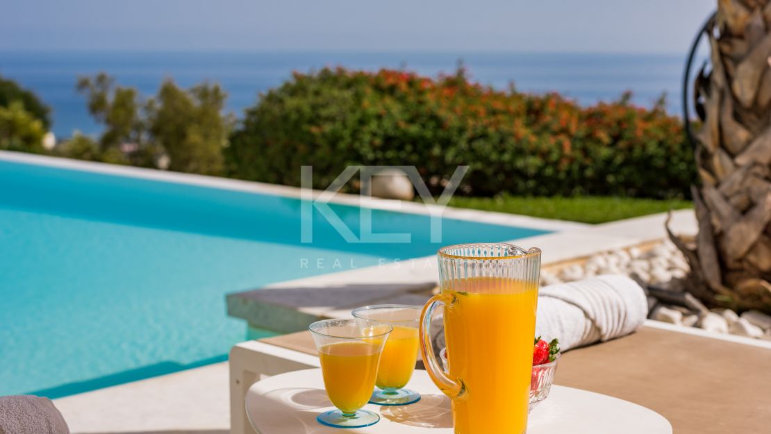 Impresionante villa de cinco dormitorios con vistas panorámicas al mar en Altos de Los Monteros, Marbella Este