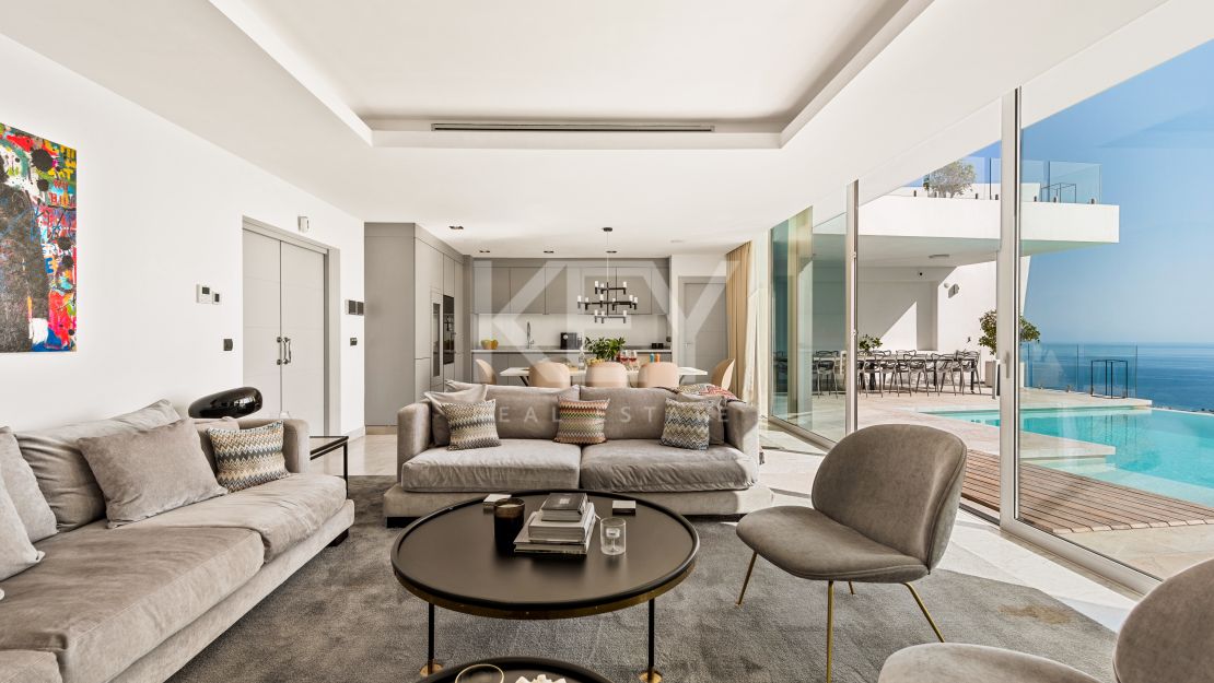 Impresionante villa de cinco dormitorios con vistas panorámicas al mar en Altos de Los Monteros, Marbella Este