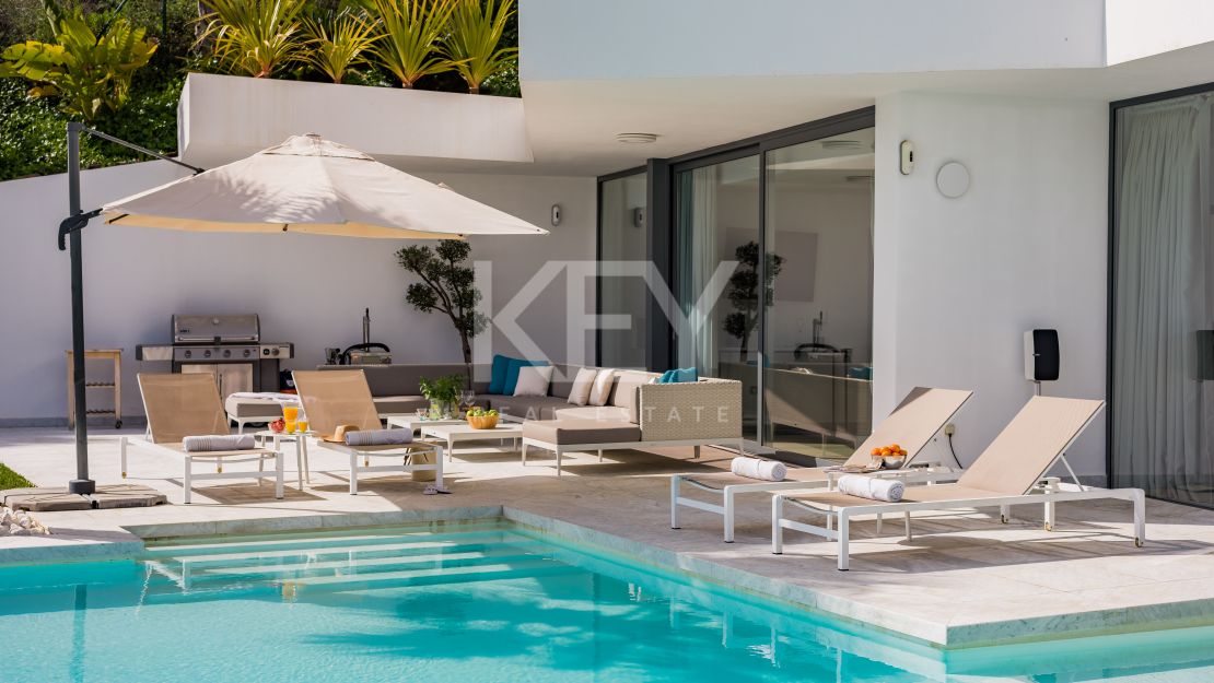 Impresionante villa de cinco dormitorios con vistas panorámicas al mar en Altos de Los Monteros, Marbella Este