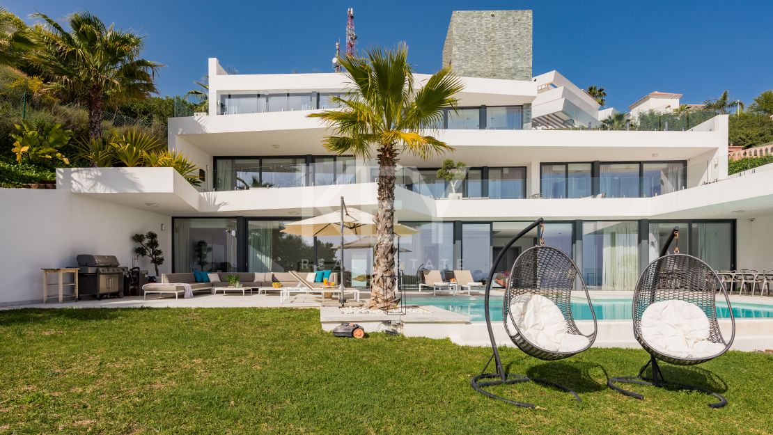 Impresionante villa de cinco dormitorios con vistas panorámicas al mar en Altos de Los Monteros, Marbella Este
