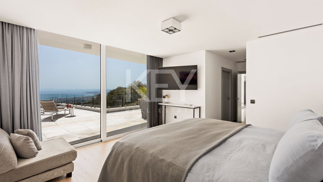 Impresionante villa de cinco dormitorios con vistas panorámicas al mar en Altos de Los Monteros, Marbella Este