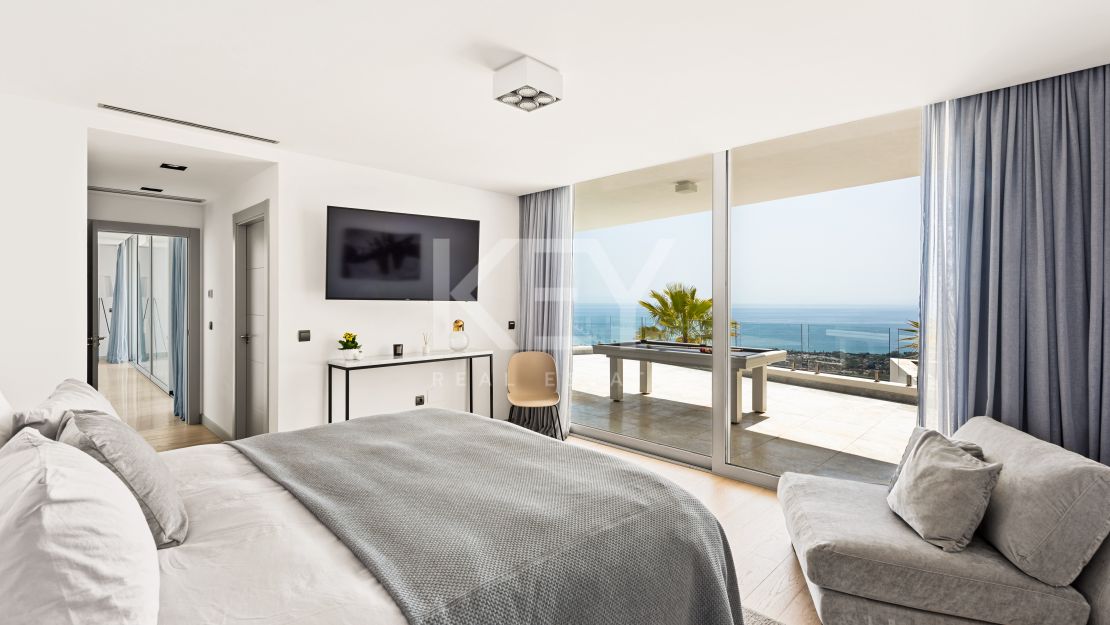 Impresionante villa de cinco dormitorios con vistas panorámicas al mar en Altos de Los Monteros, Marbella Este