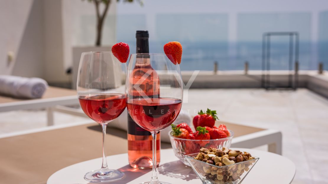 Impresionante villa de cinco dormitorios con vistas panorámicas al mar en Altos de Los Monteros, Marbella Este