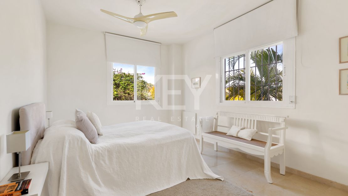 Elegant family Villa frontline golf in Guadalmina Alta, San Pedro de Alcántara