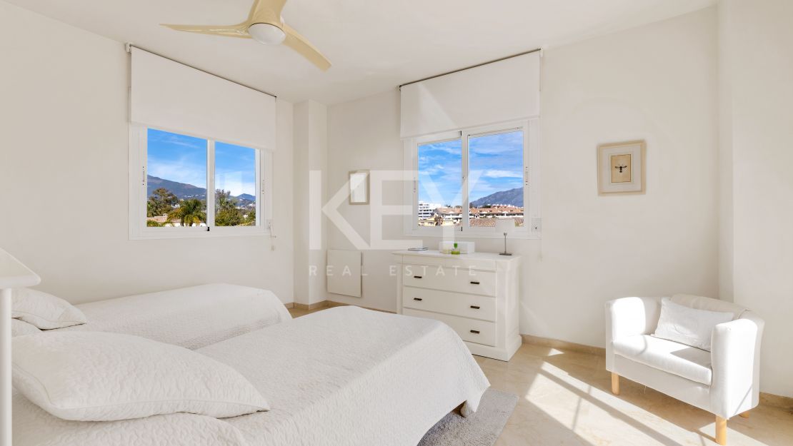Elegant family Villa frontline golf in Guadalmina Alta, San Pedro de Alcántara