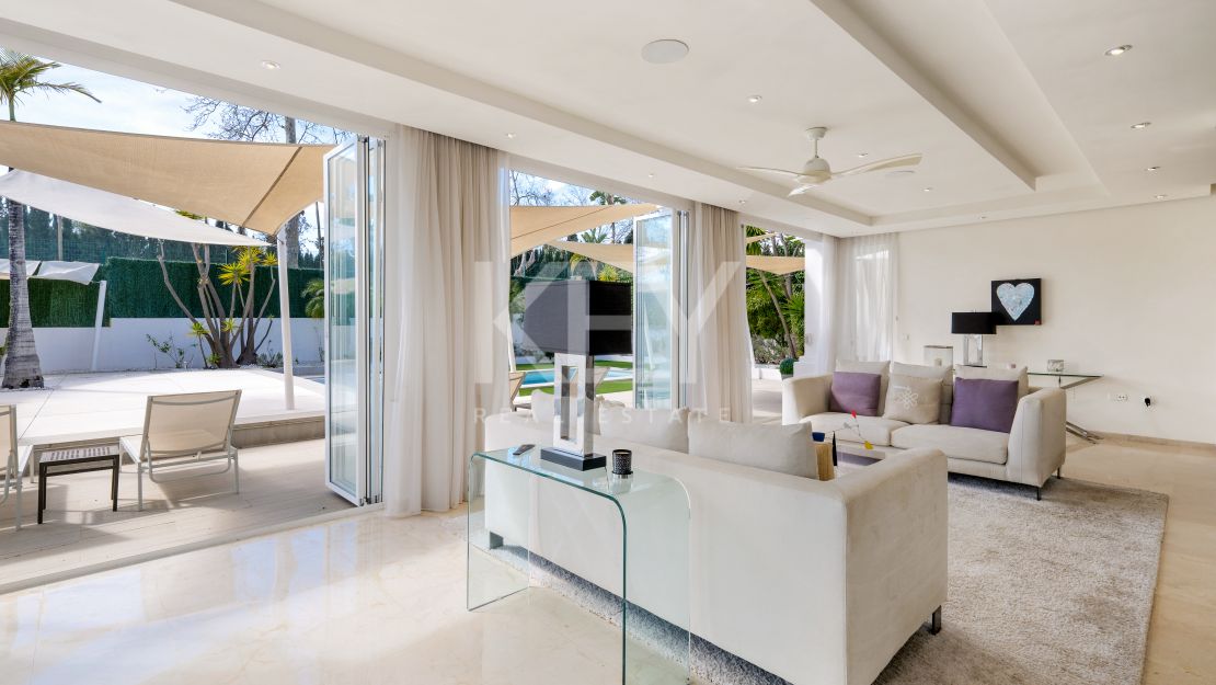 Elegant family Villa frontline golf in Guadalmina Alta, San Pedro de Alcántara