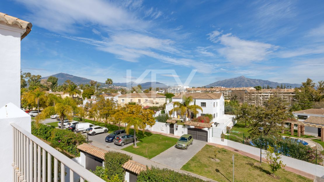 Elegant family Villa frontline golf in Guadalmina Alta, San Pedro de Alcántara