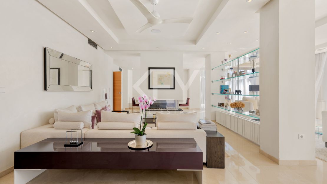 Elegant family Villa frontline golf in Guadalmina Alta, San Pedro de Alcántara