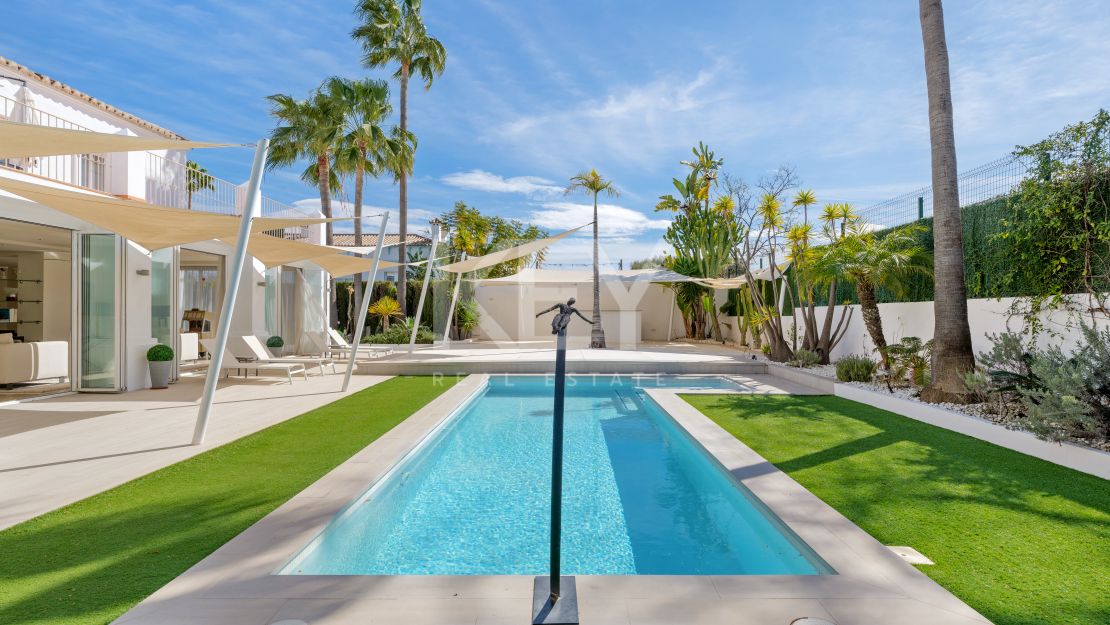 Elegant family Villa frontline golf in Guadalmina Alta, San Pedro de Alcántara