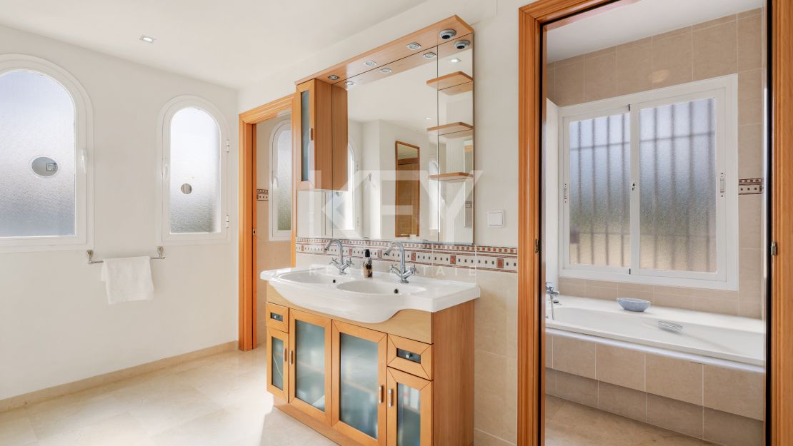 Elegant family Villa frontline golf in Guadalmina Alta, San Pedro de Alcántara