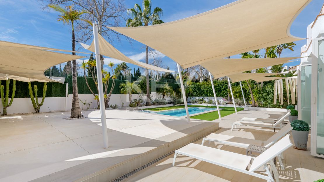 Elegant family Villa frontline golf in Guadalmina Alta, San Pedro de Alcántara