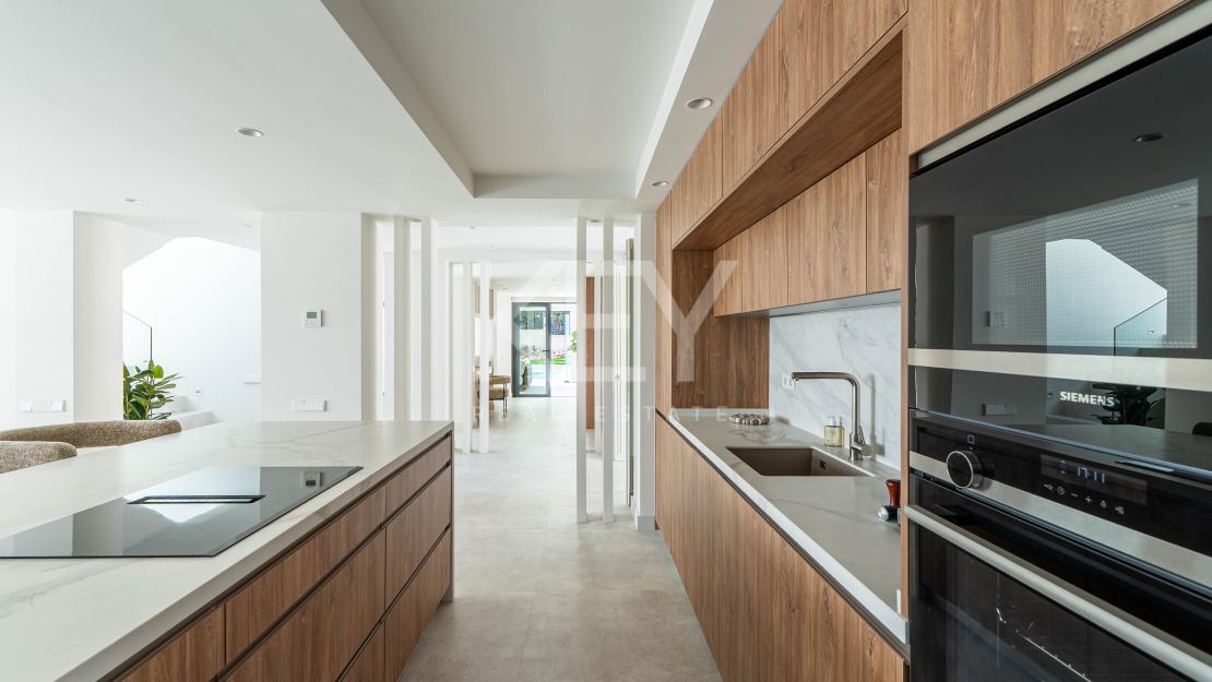 Villa mediterránea moderna con vistas al mar en Nueva Andalucía, Marbella