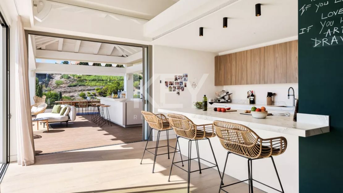 Villa de lujo con vistas panorámicas y comodidades exclusivas en Los Flamingos, Marbella