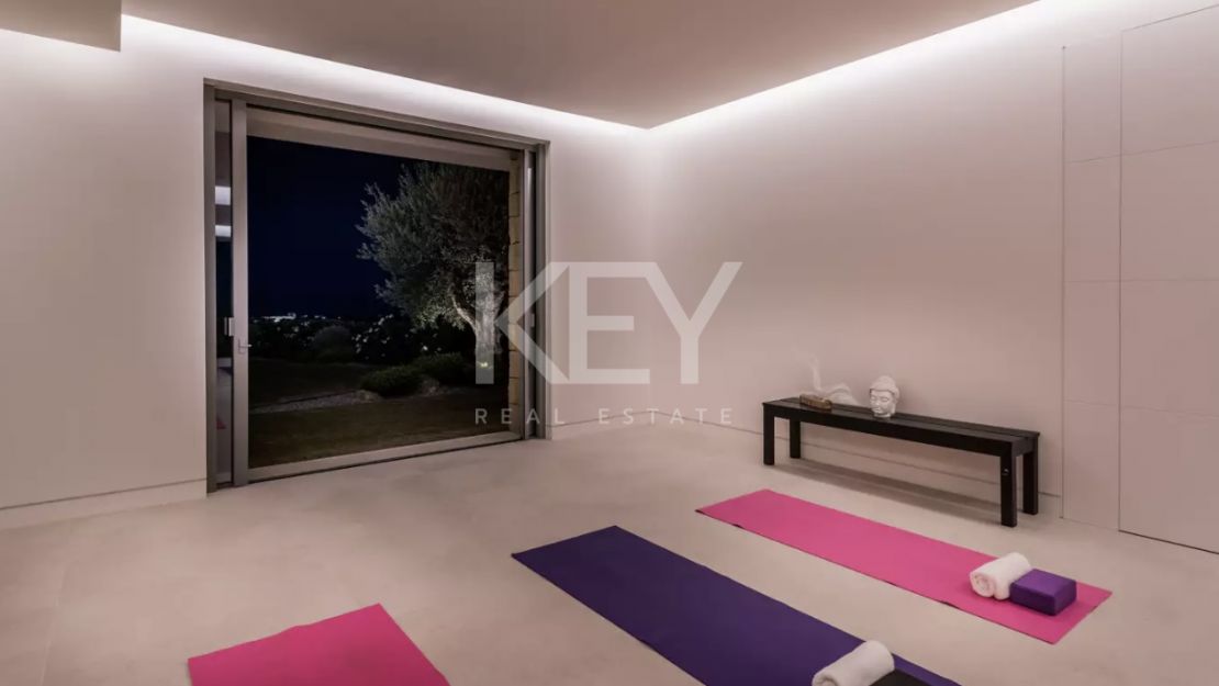 Villa de lujo con vistas panorámicas y comodidades exclusivas en Los Flamingos, Marbella