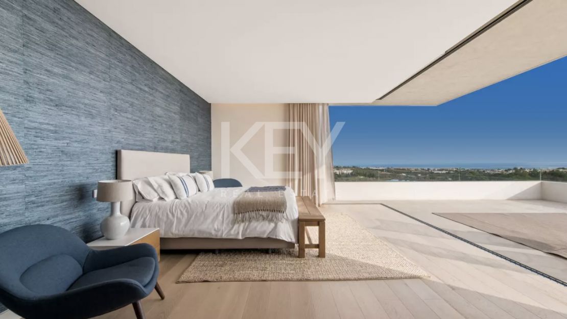 Villa de lujo con vistas panorámicas y comodidades exclusivas en Los Flamingos, Marbella