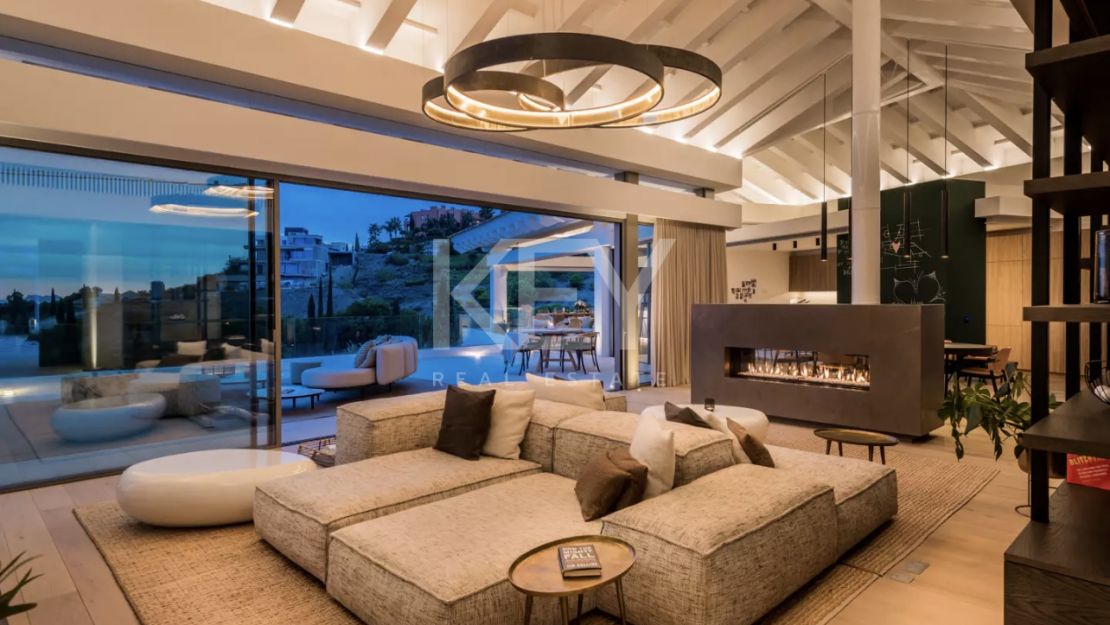 Villa de lujo con vistas panorámicas y comodidades exclusivas en Los Flamingos, Marbella