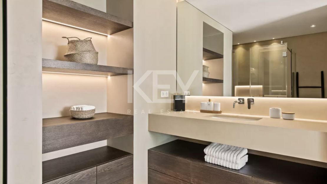 Villa de lujo con vistas panorámicas y comodidades exclusivas en Los Flamingos, Marbella