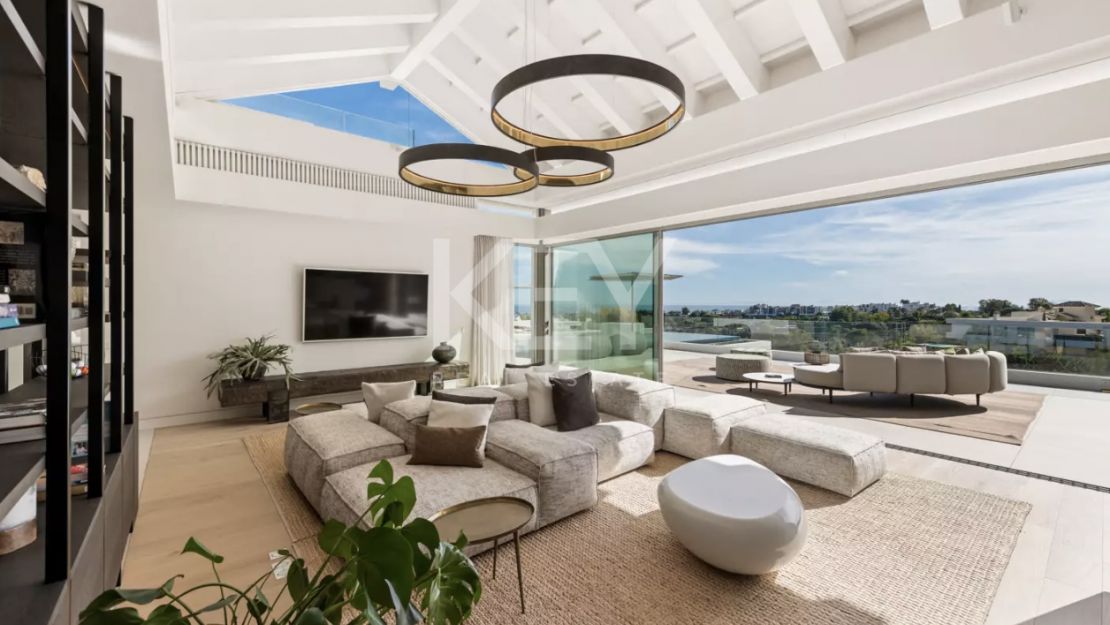 Villa de lujo con vistas panorámicas y comodidades exclusivas en Los Flamingos, Marbella