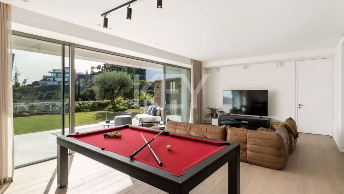 Villa de lujo con vistas panorámicas y comodidades exclusivas en Los Flamingos, Marbella