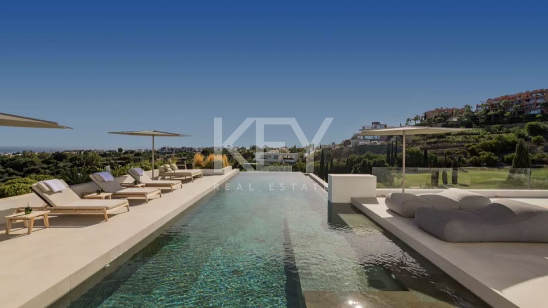Villa de lujo con vistas panorámicas y comodidades exclusivas en Los Flamingos, Marbella