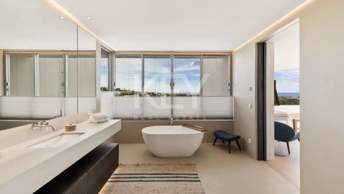 Villa de lujo con vistas panorámicas y comodidades exclusivas en Los Flamingos, Marbella
