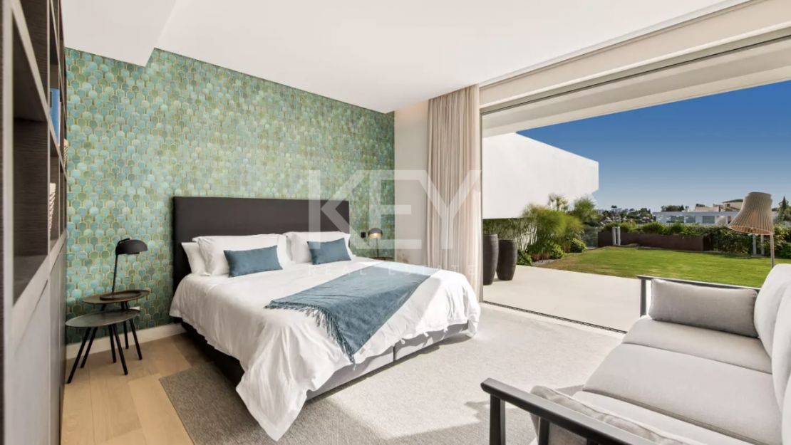 Villa de lujo con vistas panorámicas y comodidades exclusivas en Los Flamingos, Marbella