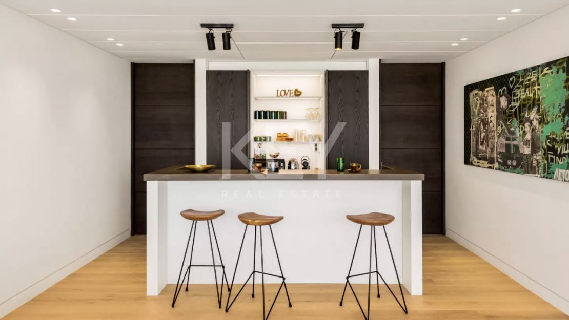 Villa de lujo con vistas panorámicas y comodidades exclusivas en Los Flamingos, Marbella