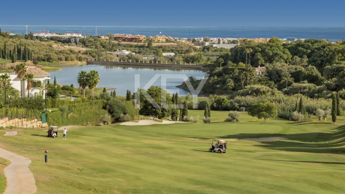 Villa de lujo con vistas panorámicas y comodidades exclusivas en Los Flamingos, Marbella