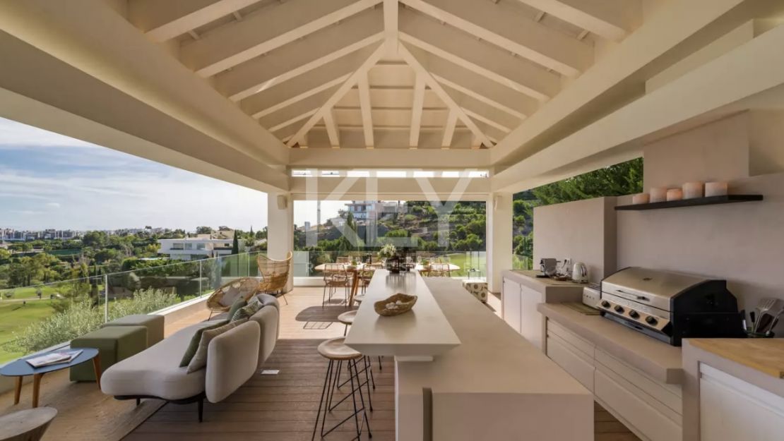 Villa de lujo con vistas panorámicas y comodidades exclusivas en Los Flamingos, Marbella