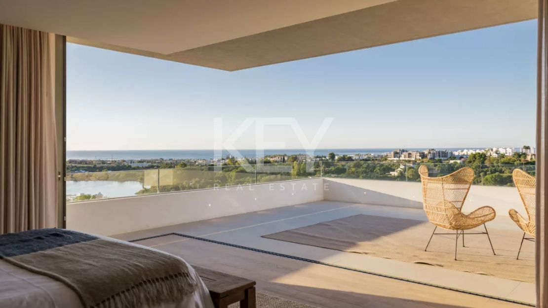 Villa de lujo con vistas panorámicas y comodidades exclusivas en Los Flamingos, Marbella