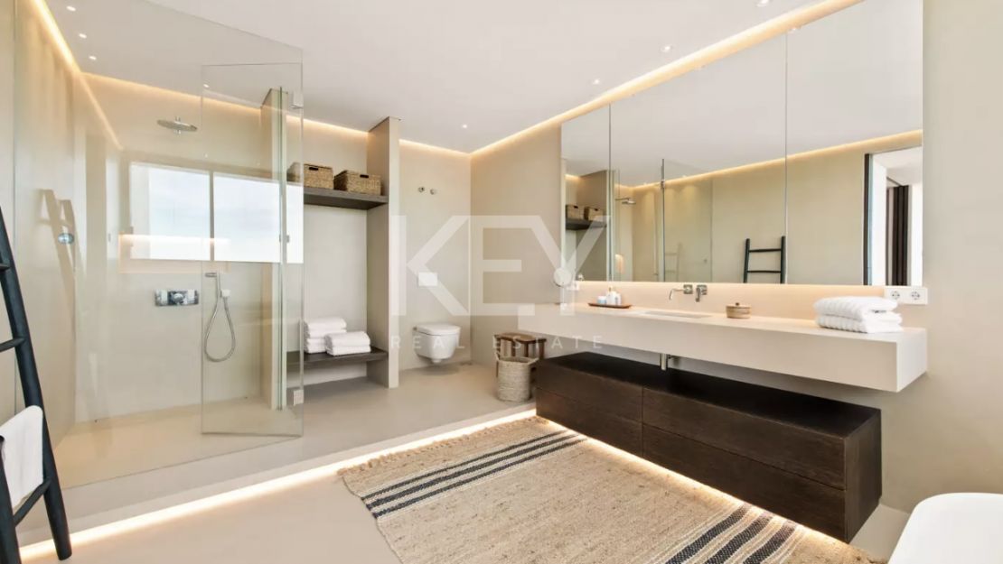 Villa de lujo con vistas panorámicas y comodidades exclusivas en Los Flamingos, Marbella