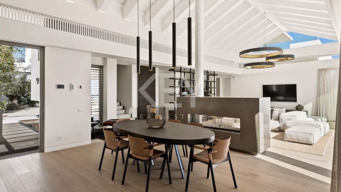 Villa de lujo con vistas panorámicas y comodidades exclusivas en Los Flamingos, Marbella