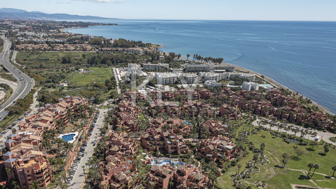 Sofisticado ático dúplex con sauna privada y vistas al mar