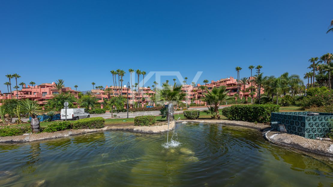 Sofisticado ático dúplex con sauna privada y vistas al mar