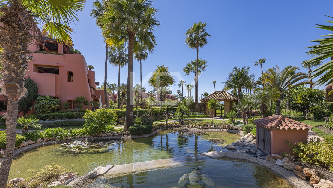 Sofisticado ático dúplex con sauna privada y vistas al mar