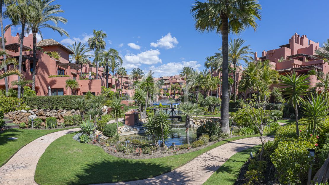 Sofisticado ático dúplex con sauna privada y vistas al mar